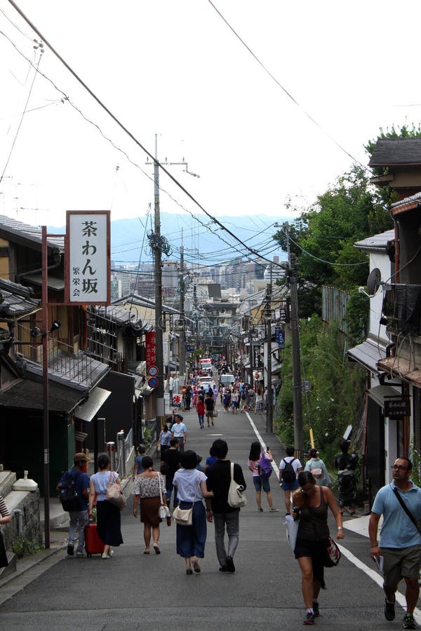 La gente, que son turistas es peregrinos, está visitando Kyoto en J fotos de archivo La gente, que son turistas es peregrinos, está visitando Kyoto en J fotos de archivo