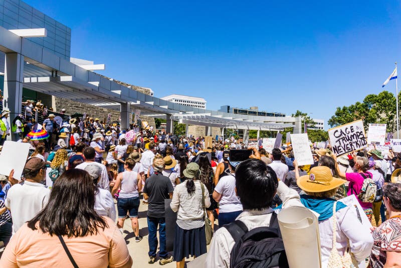 La gente recolectada delante del San Jose City Hall para las familias del ` pertenece junta reunión del ` fotografía de archivo libre de regalías La gente recolectada delante del San Jose City Hall para las familias del ` pertenece junta reunión del ` fotografía de archivo libre de regalías