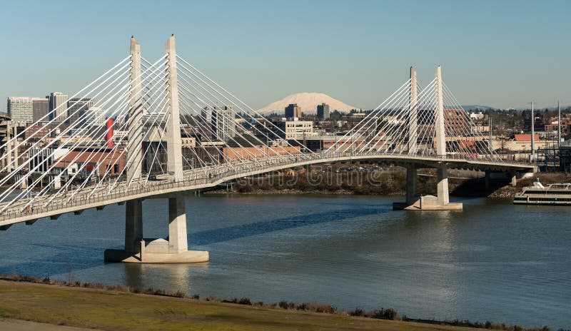 La gente se mueve a través del río el Monte Saint Helens de Willamette del puente de Portland imagen de archivo libre de regalías La gente se mueve a través del río el Monte Saint Helens de Willamette del puente de Portland imagen de archivo libre de regalías