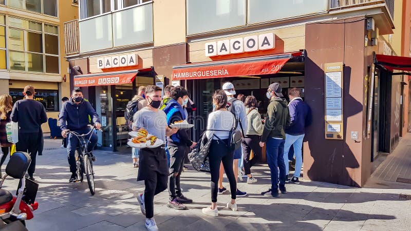 La gente si mette in fila al ristorante per fare un ordine immagine stock libera da diritti