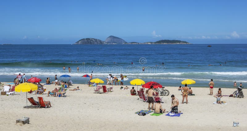 La gente si rilassa sulla spiaggia di Ipanema a Rio de Janeiro nel Brasile fotografie stock libere da diritti La gente si rilassa sulla spiaggia di Ipanema a Rio de Janeiro nel Brasile fotografie stock libere da diritti