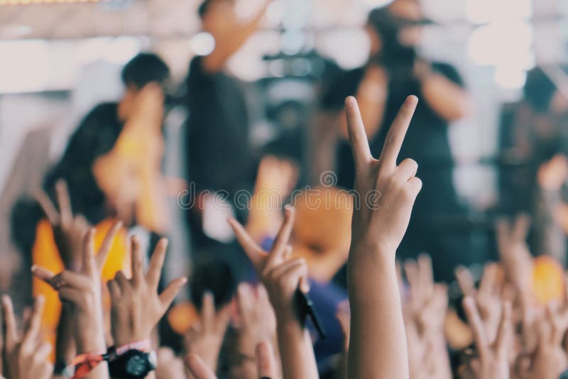 La gente sostuvo dos fingeres en el concierto fotos de archivo libres de regalías La gente sostuvo dos fingeres en el concierto fotos de archivo libres de regalías