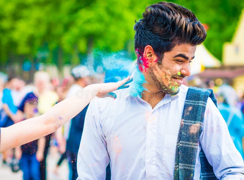 La gente spruzza le pitture variopinte durante la celebrazione del fest di holi fotografia stock La gente spruzza le pitture variopinte durante la celebrazione del fest di holi fotografia stock