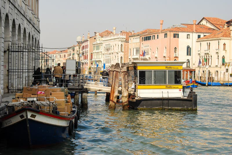 La gente sta accanto ad una fermata di Vaporetto a Venezia, Italia fotografia stock libera da diritti