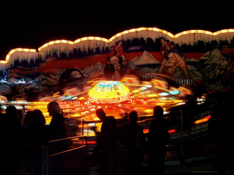 La gente sta accanto a un giro di divertimento alla fiera di markham. fotografia stock