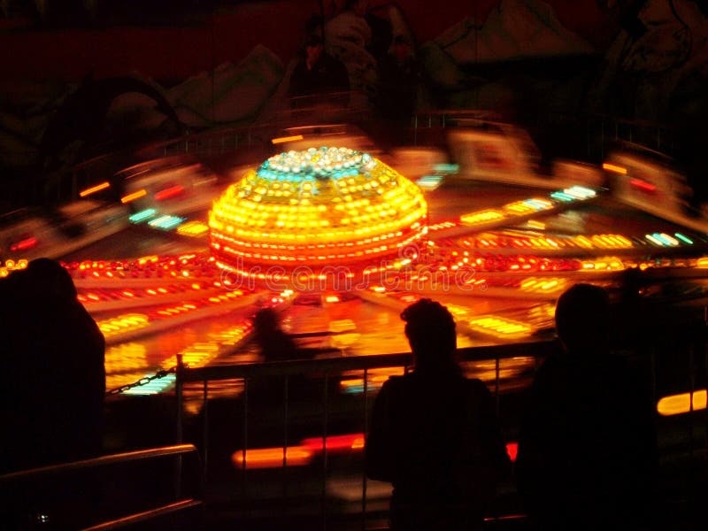 La gente sta accanto a un giro di divertimento alla fiera di markham. immagine stock libera da diritti
