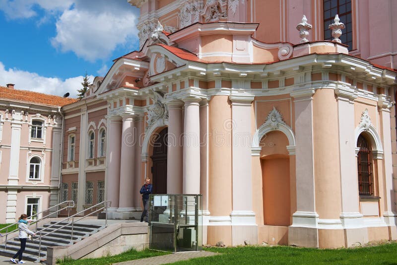 La gente sta all'entrata alla chiesa della st Casimir a Vilnius, Lituania fotografie stock