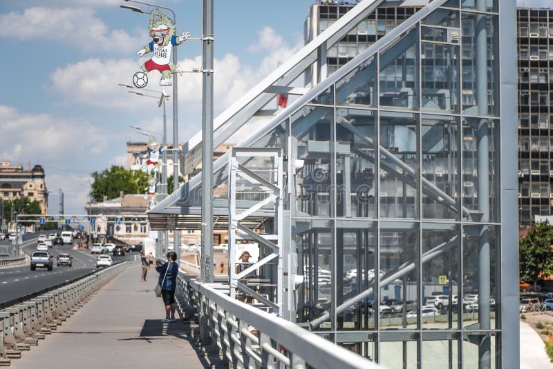 La gente sta all'entrata all'elevatore di vetro di sopra sul ponte di Voroshilov immagini stock