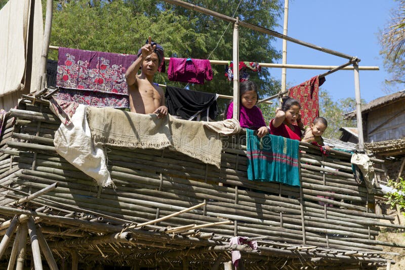 La gente sta alla casa della tribù della collina di Marma, Bandarban, Bangladesh immagini stock