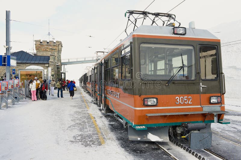 La gente sta alla stazione ferroviaria superiore di Gornergratbahn in Zermatt, Svizzera fotografia stock