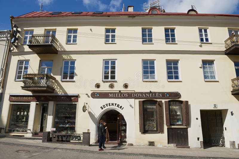 La gente sta davanti ad un negozio di ricordo nella città storica di Vilnius, Lituania fotografia stock libera da diritti