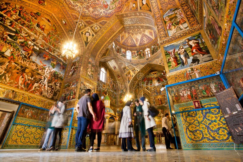 La gente sta dentro il dell'armeno Ñ athedral con le pitture magiche immagini stock libere da diritti