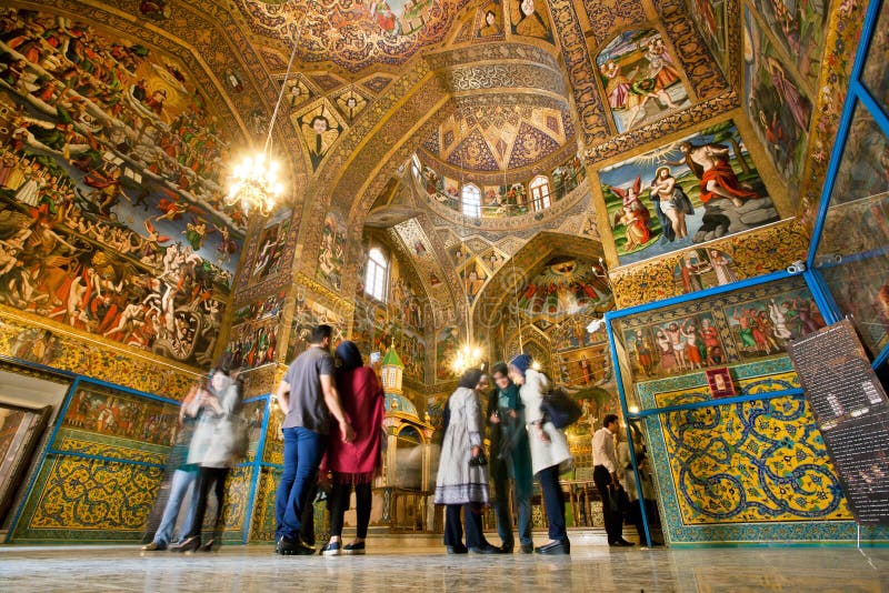 La gente sta dentro la cattedrale con le pitture e l'affresco magici immagini stock