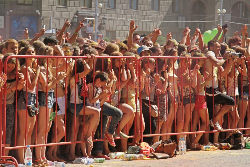 La gente sta fuori del recinto sul festival di colore di Holi a Volgograd fotografia stock libera da diritti