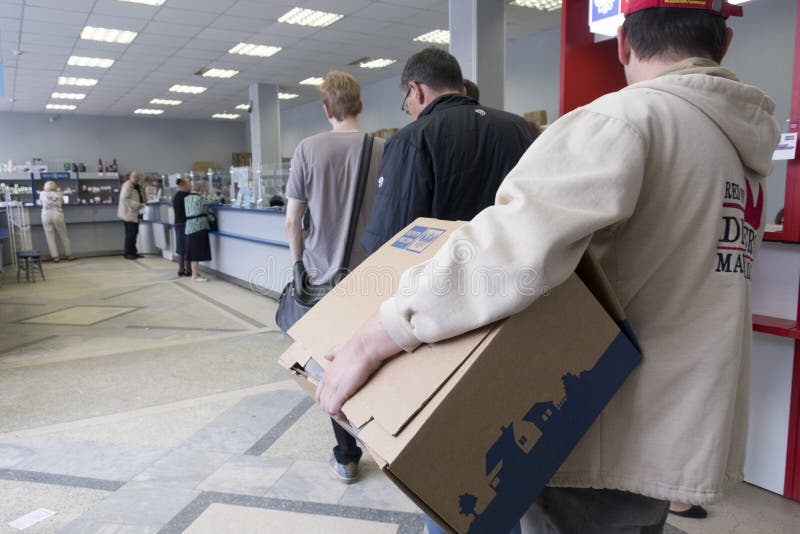 La gente sta nella linea all'ufficio postale fotografie stock libere da diritti
