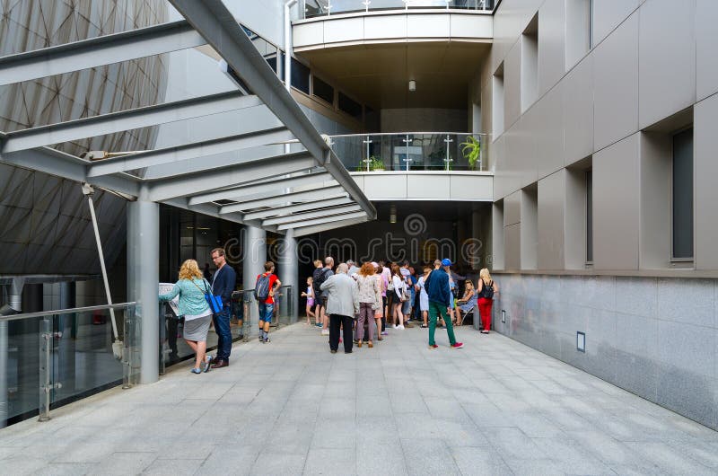 La gente sta nella linea alla biglietteria della piattaforma di osservazione della biblioteca nazionale della Bielorussia, Minsk fotografie stock libere da diritti