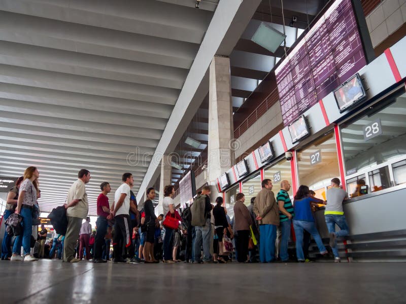 La gente sta nella linea per i biglietti alla stazione ferroviaria di Kursky del contatore di biglietto, Mosca immagine stock
