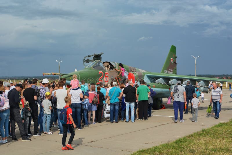 La gente sta nella linea per vedere la cabina di pilotaggio del combattimento, il su-25 russo immagine stock libera da diritti