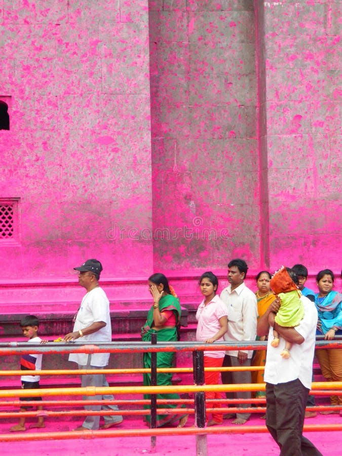 La gente sta per adorare lord jotiba a panhala kolhapur immagine stock libera da diritti