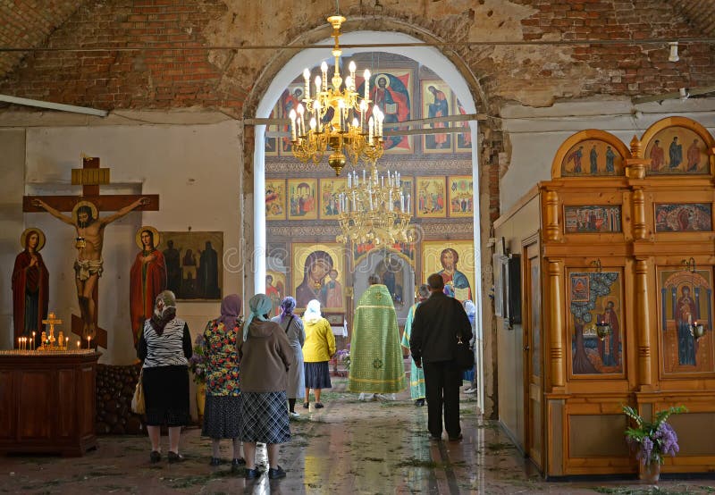 La gente sta su funzione religiosa in chiesa del presupposto Poshekhonje, regione di Yaroslavl fotografie stock