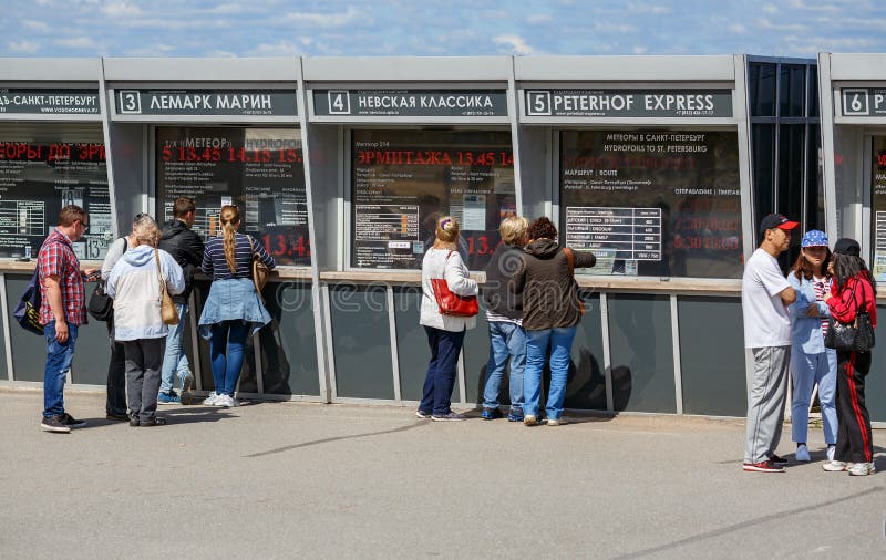 La gente sta vicino alla biglietteria per comprare un biglietto sulla meteora del crogiolo di aliscafo Peterhof, Russia fotografie stock libere da diritti