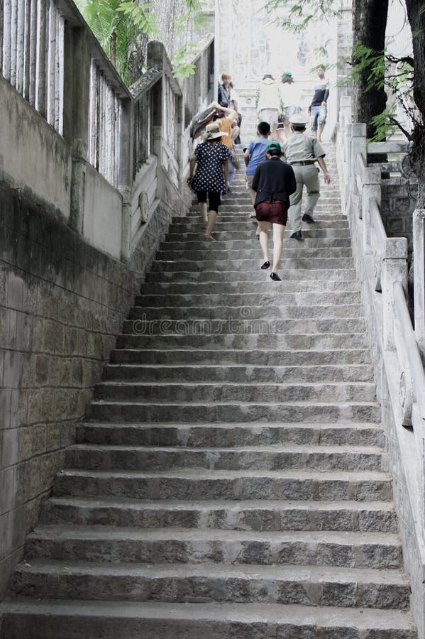 La gente sube las escaleras viejas fotografía de archivo libre de regalías La gente sube las escaleras viejas fotografía de archivo libre de regalías