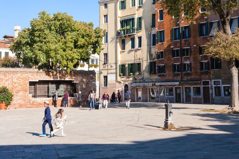 La gente sul quadrato principale il ghetto veneziano fotografie stock libere da diritti La gente sul quadrato principale il ghetto veneziano fotografie stock libere da diritti