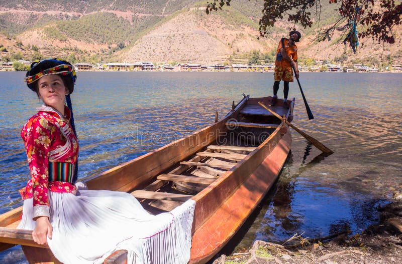 La gente sulla barca su un bello lago fotografia stock La gente sulla barca su un bello lago fotografia stock