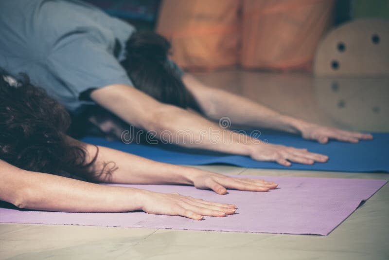 La gente sulla classe di yoga dell'interno immagini stock La gente sulla classe di yoga dell'interno immagini stock
