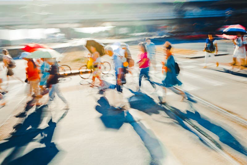 La gente sulla via durante il tramonto - fotografia di impressionismo di espressionismo astratto alla decorazione immagine stock libera da diritti