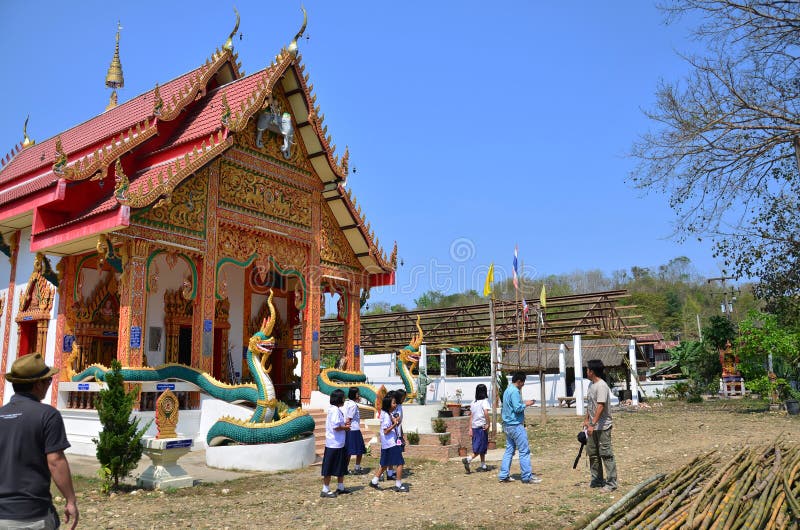 La gente tailandese di Travlers va al tempio di Wat Don Moon per pregare fotografia stock libera da diritti La gente tailandese di Travlers va al tempio di Wat Don Moon per pregare fotografia stock libera da diritti
