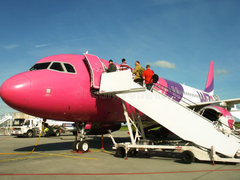 La gente va in aereo fotografie stock libere da diritti La gente va in aereo fotografie stock libere da diritti