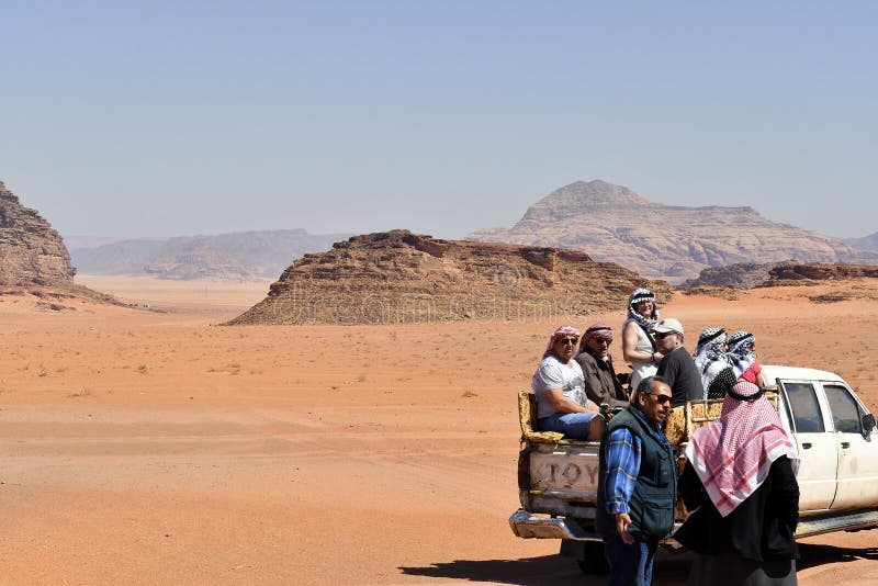 La Giordania, esplorante in Wadi Rum fotografia stock La Giordania, esplorante in Wadi Rum fotografia stock