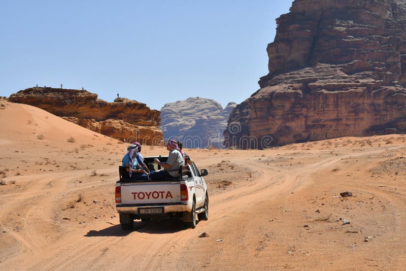 La Giordania, esplorante in Wadi Rum immagine stock libera da diritti La Giordania, esplorante in Wadi Rum immagine stock libera da diritti
