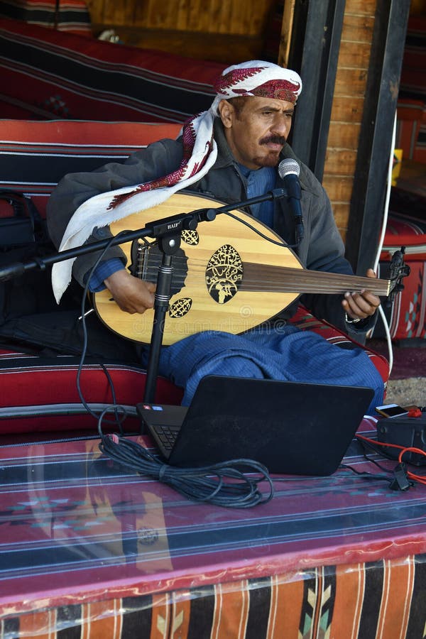La Giordania, Wadi Rum, musicista immagini stock La Giordania, Wadi Rum, musicista immagini stock