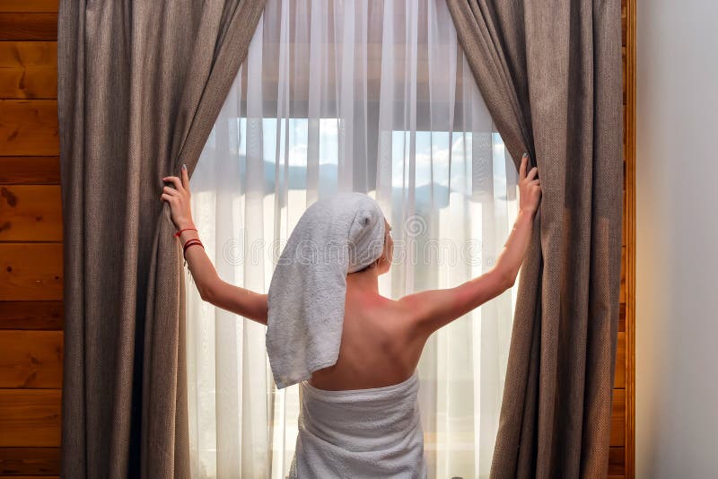La Giovane Bella Donna Sexy Dopo La Doccia Chiude La Tenda La Giovane Bella Donna Sexy Dopo La Doccia Chiude La Tenda