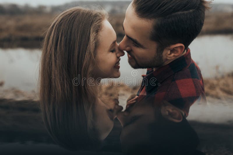 La giovane coppia romantica è baciante e godente della società a vicenda fotografia stock libera da diritti La giovane coppia romantica è baciante e godente della società a vicenda fotografia stock libera da diritti