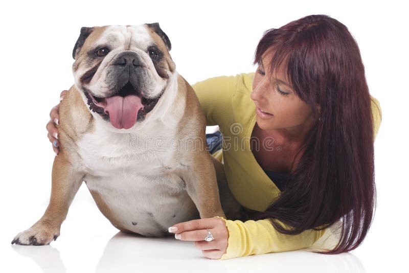 La giovane donna abbraccia il bulldog inglese immagine stock La giovane donna abbraccia il bulldog inglese immagine stock