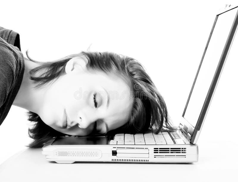 La giovane donna cade addormentato al computer portatile