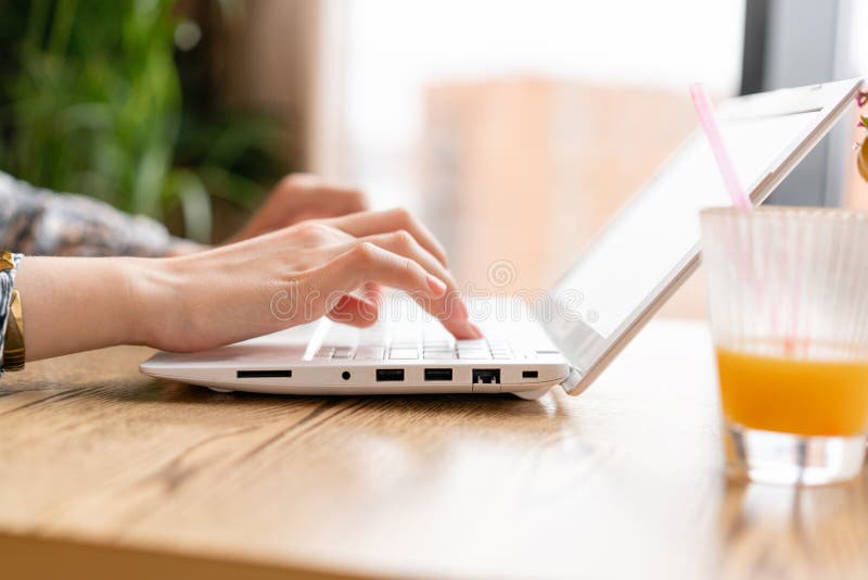 La giovane donna che scrive sulla tastiera, chiacchierante, mantiene un blog Lavoro delle free lance nel coworking moderno Riusci immagini stock libere da diritti La giovane donna che scrive sulla tastiera, chiacchierante, mantiene un blog Lavoro delle free lance nel coworking moderno Riusci immagini stock libere da diritti