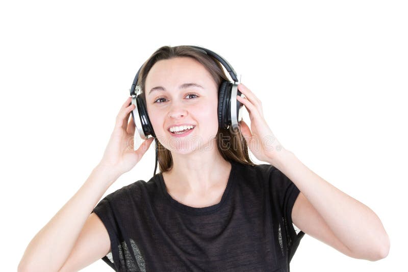 La giovane donna con le cuffie ascolta la musica e si sente bene fotografia stock libera da diritti La giovane donna con le cuffie ascolta la musica e si sente bene fotografia stock libera da diritti