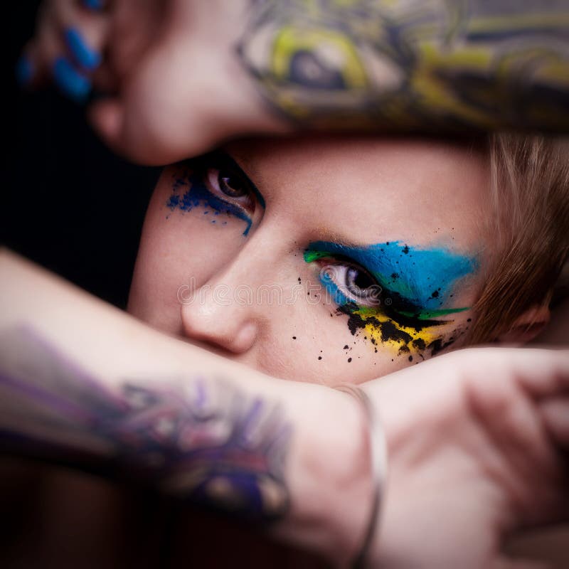 La giovane donna con trucco e l'azzurro di fascino inchioda il mA fotografie stock libere da diritti La giovane donna con trucco e l'azzurro di fascino inchioda il mA fotografie stock libere da diritti