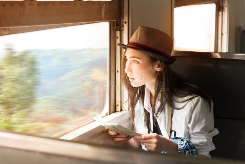 La giovane donna di viaggiatore con zaino e sacco a pelo dell'Asia viaggia il suo viaggio in treno, viaggio fotografia stock libera da diritti