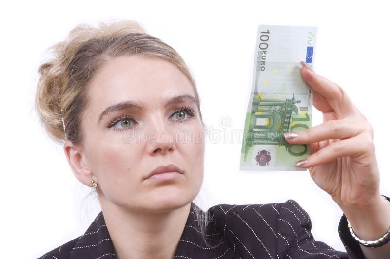 La giovane donna esamina i soldi. fotografia stock La giovane donna esamina i soldi. fotografia stock