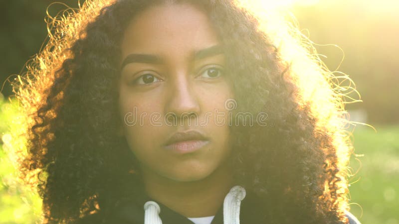 La giovane donna femminile dell'adolescente afroamericano della ragazza che sembra parte posteriore triste o premurosa si è acces