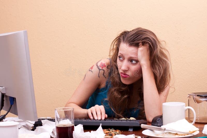 La giovane donna frustrata sta sedendosi davanti al video fotografie stock La giovane donna frustrata sta sedendosi davanti al video fotografie stock