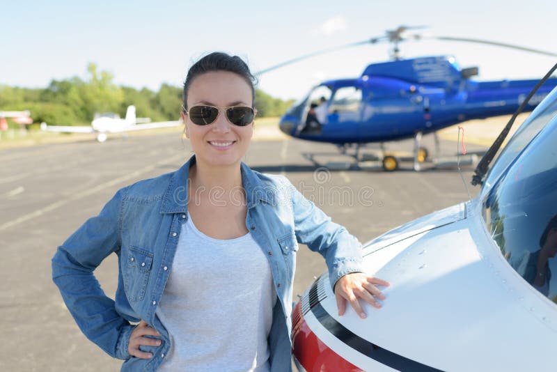 La giovane donna ha ordinato il biglietto di giro dell'elicottero fotografia stock La giovane donna ha ordinato il biglietto di giro dell'elicottero fotografia stock