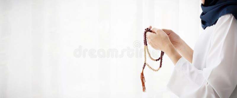 La giovane donna musulmana Silhouette prega con l'hijab pregando Dio davanti al paesaggio ideologico per eid mubarak, la vita e l fotografia stock La giovane donna musulmana Silhouette prega con l'hijab pregando Dio davanti al paesaggio ideologico per eid mubarak, la vita e l fotografia stock