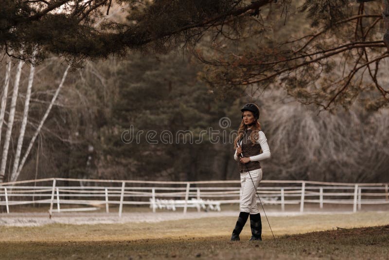 La giovane donna sicura elegante e bella che indossa l'attrezzatura alla moda della puleggia tenditrice è camminante e facente il fotografia stock La giovane donna sicura elegante e bella che indossa l'attrezzatura alla moda della puleggia tenditrice è camminante e facente il fotografia stock