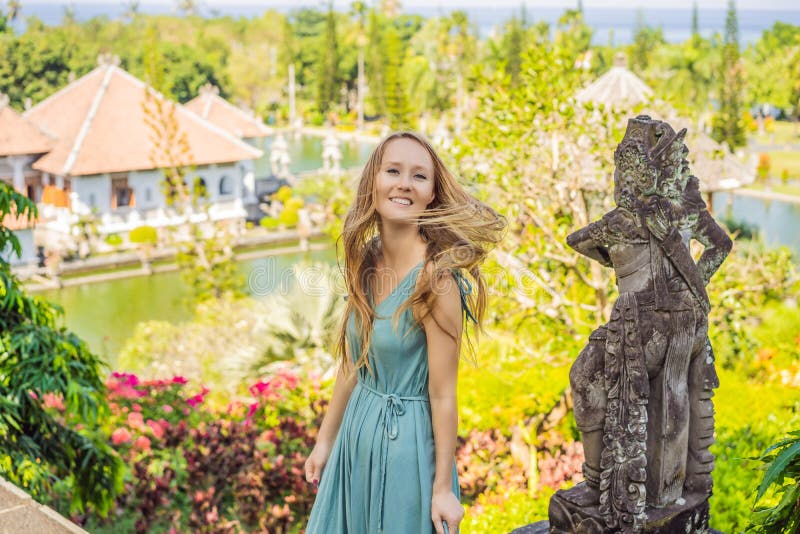 La giovane donna in vestito nel palazzo Soekasada Taman Ujung dell'acqua rovina sull'isola di Bali in Indonesia Architettura vecc fotografia stock La giovane donna in vestito nel palazzo Soekasada Taman Ujung dell'acqua rovina sull'isola di Bali in Indonesia Architettura vecc fotografia stock